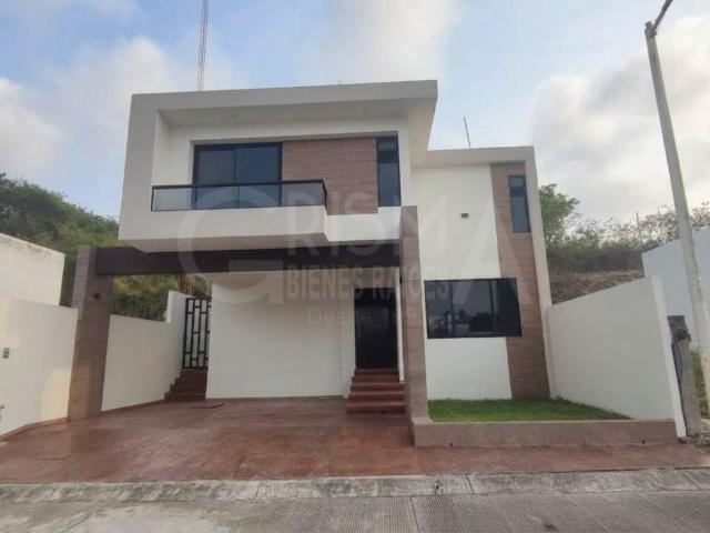 CASA EN VENTA EN FRACCIONAMIENTO LA HERRADURA