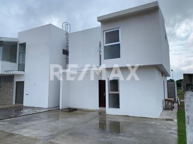CASA EN VENTA EN FRACCIONAMIENTO LA PEDRERA
