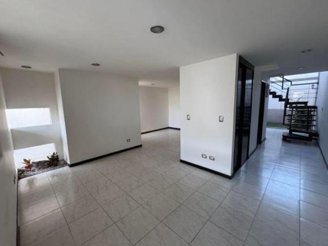 Casa en Venta en Fraccionamiento Lomas Del Valle, sobre 24 sur cerca de Periférico y Valsequillo,Pue