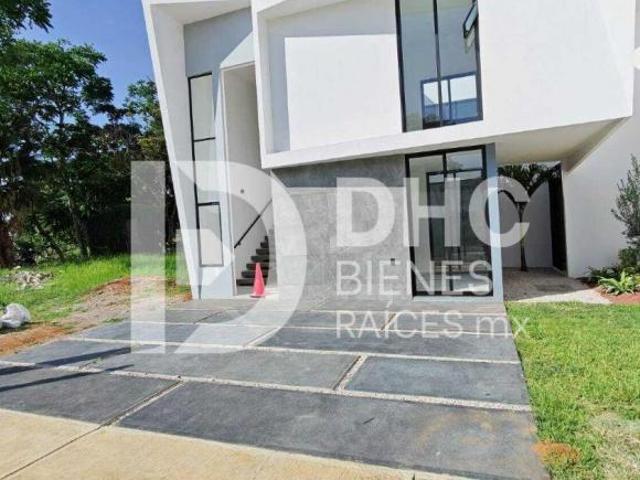 CASA EN VENTA EN FRACCIONAMIENTO PRIVADO A 3 MINUTOS DE SAM&apos S, WALMART, BANCOS, CINEPOLIS, CAFETERÍA
