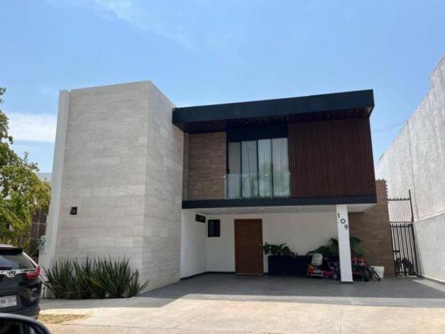 CASA EN VENTA EN FRACCIONAMIENTO PRIVADO PORTA FONTANA ZONA NORTE LEON