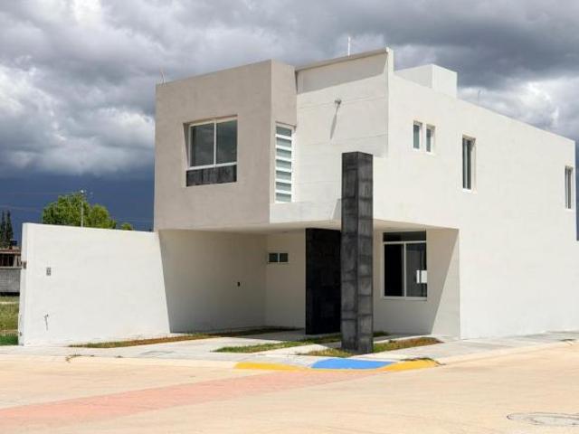 Casa en venta en Fraccionamiento privado Real del Trebol cercana a hospital del niño 4