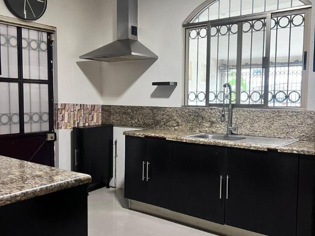 CASA EN VENTA EN FRACCIONAMIENTO PUERTA DE HIERRO