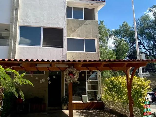 CASA EN VENTA EN FRACCIONAMIENTO REAL CAYETANA, CON 3 REACAMARAS CADA UNA CON SU BAÑO PROPIO