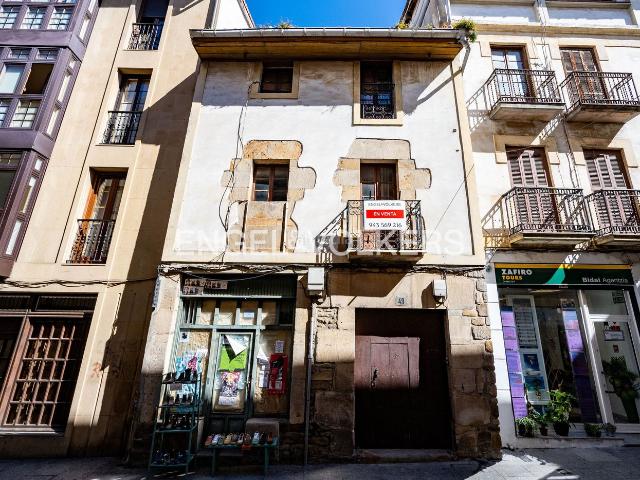 Casa en venta en Oñati. Oportunidad única en el casco antiguo de Oñati, Guipuzkoa Casa para rehabilitar. Casas.