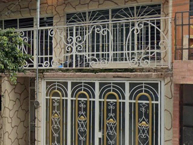 Casa en Venta en Guadalajara, Cerca de Servicios en Valentin Gomez Farias