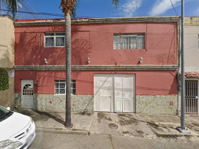 Casa en Venta en Guadalajara, Zona Postes Cuates, Ideal para Familia