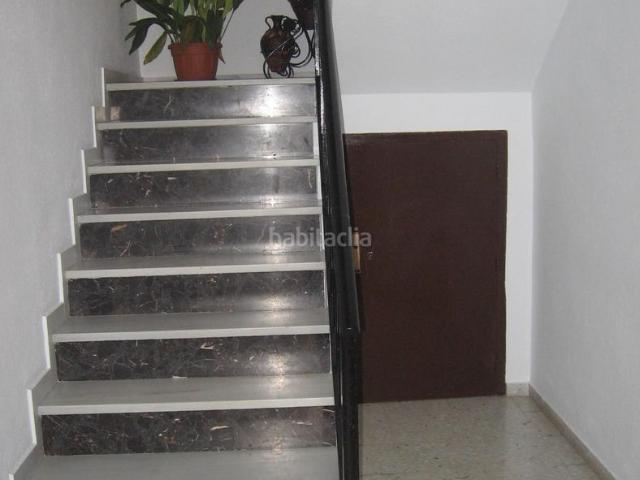 Casa en venta en Guadalcázar. Casa y local. Da a dos calles, la casa consta de dos plantas. En la planta principal nos encontramos con un salón de 18 metros, co. Casas.