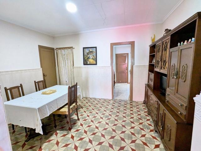 Casa en venta en Guardamar del Segura, Pueblo. En venta una casa tradicional de 191 msup2 en el centro de Guardamar del Segura. Cuenta con 5 dormitorios, 2 bantildeos, saloacute. Casas Guardamar del.