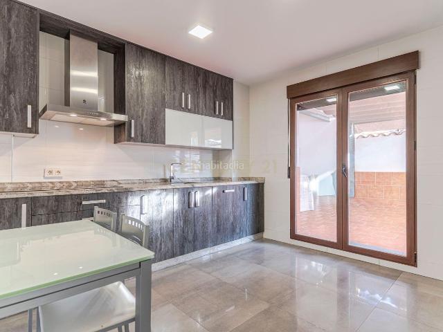 Casa en venta en Güevéjar. OPORTUNIDAD CENTRO GÜEVÉJAR ! AMPLIA VIVIENDA 2 PLANTAS. Casas.