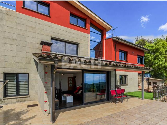 Chalet en venta en Gurb. Torre eficiente con jardín y vistas abiertas a la Plana de Vic, en Roc Llarg. Chalets.