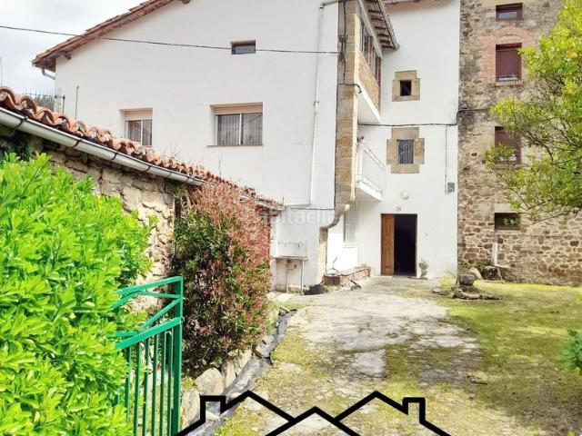 Casa en venta en Guriezo. Casa de piedra adosada con jardín y edificaciones auxiliares en Guriezo. Casas.