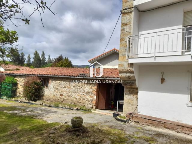 Casa en venta en Guriezo. Casa de piedra adosada con jardín y edificaciones auxiliares en Guriezo. Casas.