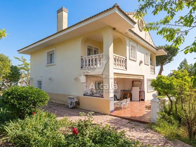 Casa en venta en Galápagos. CHALET INDEPENDIENTE EN GALÁPAGOS CON PISICINA PROPIA Y CINCO DORMITORIOS. Casas.