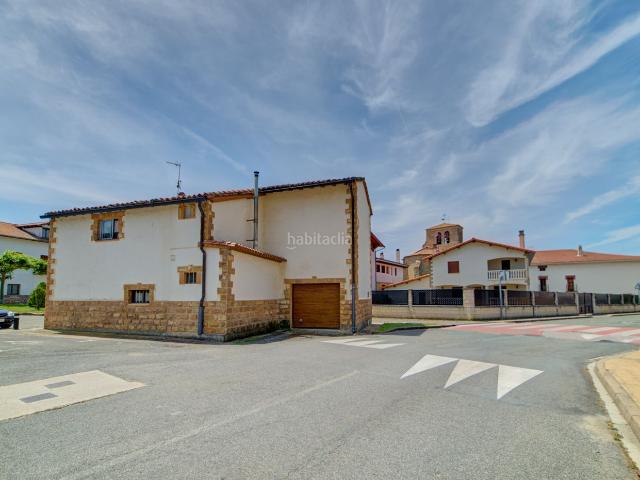 Casa en venta en Galar. En pleno corazón de la Cendea de Galar, en el pueblo de Eskiroz y a un paso de la Vieja Iruña, presentamos esta típica casa de pue. Casas.