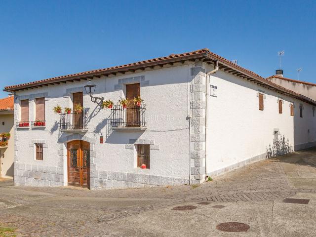 Casa en venta en Galar. Se vende casa de pueblo en el centro de Esquiroz ideal para casa rural o hacer varias viviendas. Casas.