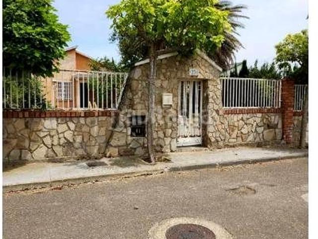 Casa en venta en Gallur. Chalet con jardín, piscina y zona exterior en Gallur. Casas.