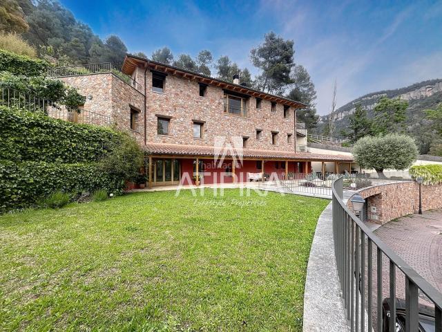 Casa en venta en Gallifa. Masia en venta completamente reformada en un entorno natural exclusivo con piscina. Casas.