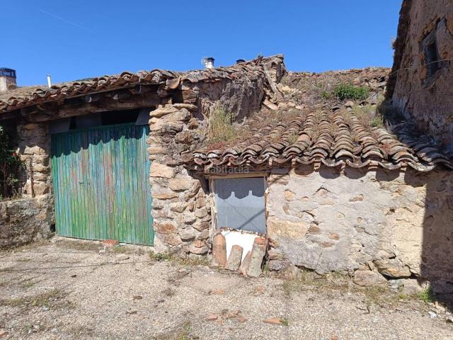 Casa en venta en Gargantilla del Lozoya. Conjunto de 2 viviendas y patio en la Sierra Norte de Madrid Gran potencial. Casas Gargantilla del.