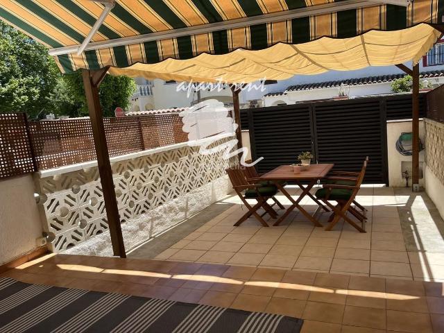 Casa en venta en Garrigàs. EBRE Encantadora casa adosada con terraza en Empuriabrava. Casas.