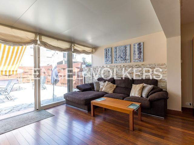 Casa en venta en Gavà, Gava Mar. Casa esquinera con amplio jardínterraza privado, piscina comunitaria y a pocos pasos del mar. Casas.