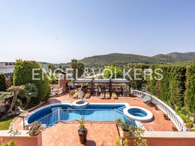 Casa en venta en Gavà, La Sentiu. Elegante villa con capacidad para albergar a 3 familias independientes en La Sentiu de Gavà. Casas.