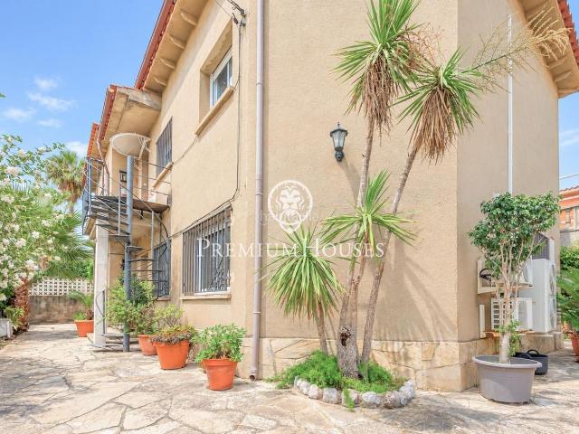 Casa en venta en Gavà, Passeig Maragall. Casa con jardín en el centro. Casas.