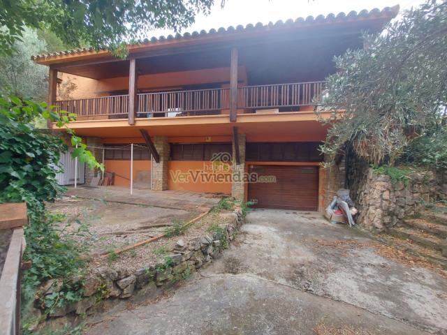 Casa en venta en Gelida. Espectacular casa con piscina. Casas.