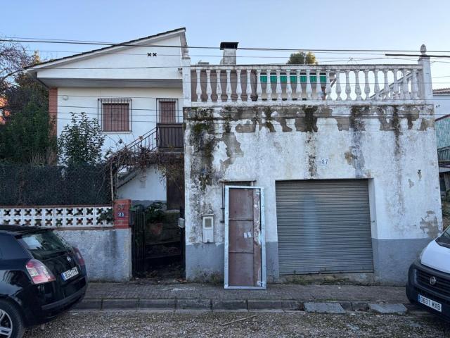 Casa en venta en Gelida. Subasta de Casa independiente en Calle Rossinyol de Gelida Barcelona. Casas.