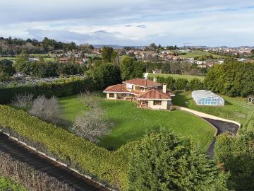 Casa en venta en Gijón, Bernueces. Espectacular chalet en finca cerrada de 4.0008239m con PISCINA cubierta Gijón En una finca privada de 4.000 m, completamente cerr. Casas.