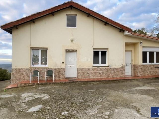 Casa en venta en Gijón, Cabueñes. Casa en venta en Gijón en Cabueñes, con finca e impresionantes vistas de la villa y el mar. Casas.