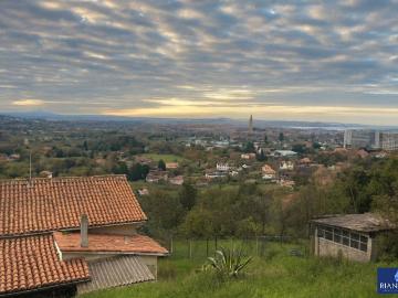 Casa en venta en Gijón en Cabueñes, con finca e impresionantes vistas de la villa y el mar