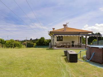 Casa en venta en Gijón, Porceyo. CASA EN PORCEYO, MUY PRÓXIMA A LA ZONA DEL ALCAMPO, PRECIOSO PORCHE CON POSIBILIDAD DE ACRISTALAR, VISTAS AL MAR, A 10 MINTUOS DEL. Casas.