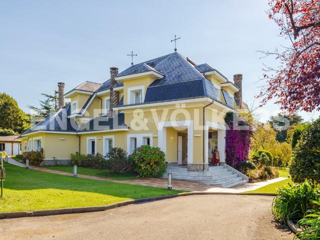 Casa en venta en Gijón, Somió. Magnífica villa en el corazón de Somió. Casas.