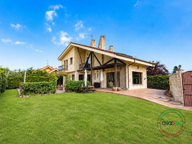 Casa en venta en Gijón, Somió. Exclusiva vivienda unifamiliar con jardín y piscina en Somió. Casas.