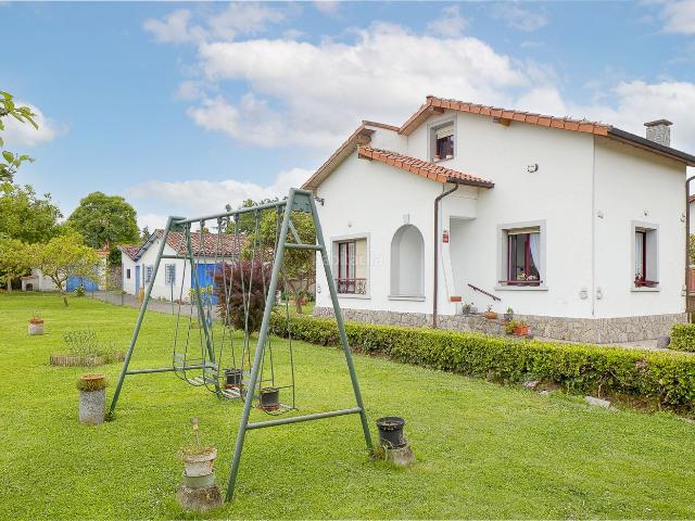 Casa en venta en Gijón, Somió. SOMIÓ Casa independiente muy soleada con finca cerrada de 1.220 metros cuadrados. Ponemos a la venta una encantadora casa unifami. Casas.