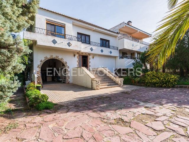 Casa en venta en Gilet. Gran chalet en una zona privilegiada de la Paz. Casas.