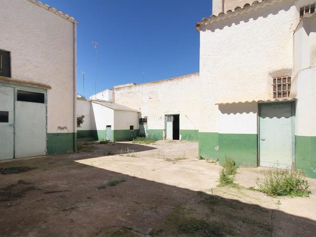 Casa en venta en Gineta La. Casa en venta en La Gineta, Albacete, de 6 habitaciones con enorme patio junto a la iglesia de San Martín, Albacete. Casas Gineta.