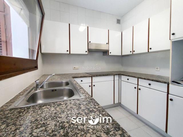 Casa en venta en Girona, Taialà Germans Sabat. Amplia vivienda con gran patio privado y garaje para tres vehículos. Casas.