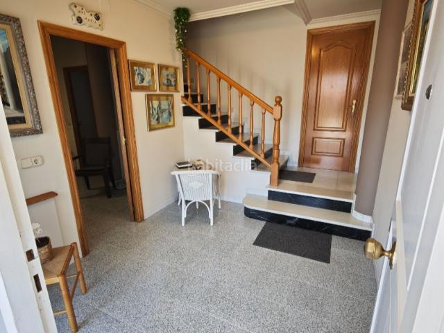 Casa en venta en Girona, Taialà Germans Sabat. Casa adosada con jardín delante y amplio terreno detrás. Casas.