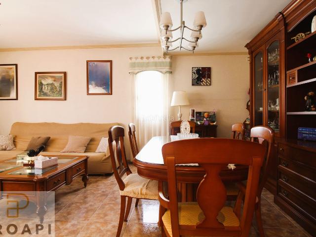Casa en venta en Girona, Taialà Germans Sabat. CASA ESQUINERA DE 3 PLANTAS EN TAIALÀ FONTAJAU GIRONA. Casas.
