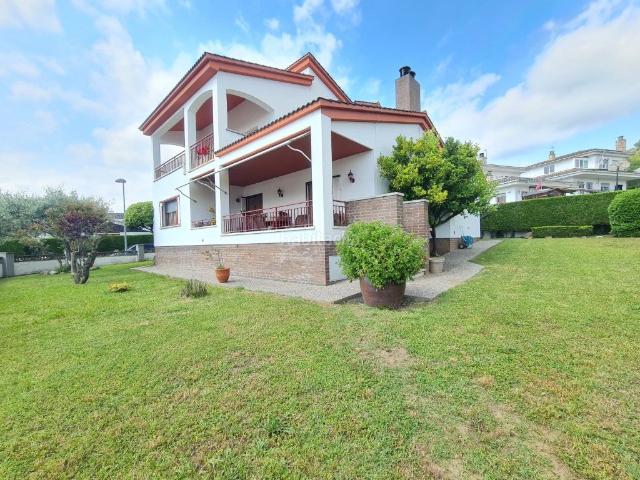 Casa en venta en Girona, Montilivi. Encantadora casa unifamiliar con amplio jardín en Girona. Casas.