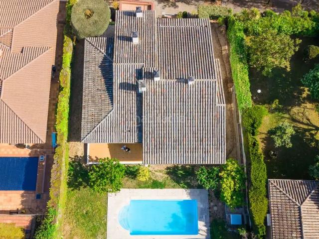Casa en venta en Girona, Montilivi. Exclusiva casa con jardín y piscina en Puigvistós. Casas.