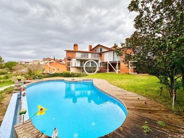 Casa en venta en Girona, Montjuïc. CASA CON PISCINA Y JARDÍN PRIVADO EN GIRONA. Casas.