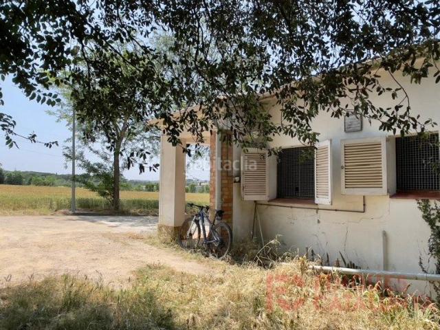 Casa en venta en Girona, Palau. Casa unifamiliar aïllada per reformar íntegrament al barri de lAvellaneda ubicació tranquilla al final del poble. Casas.