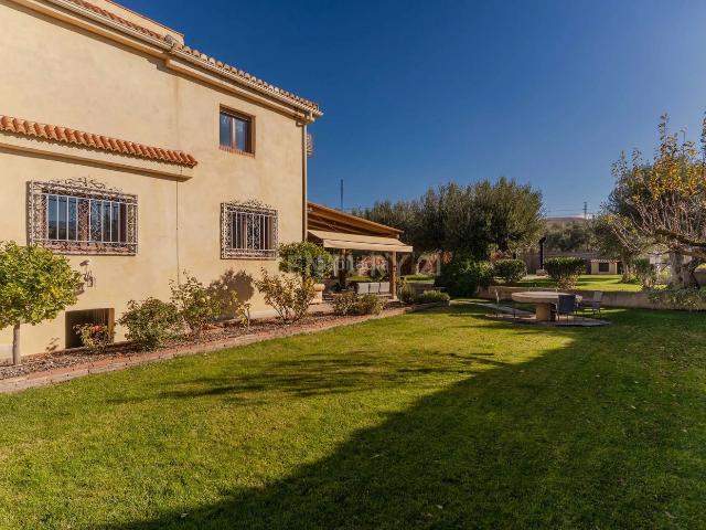 Casa en venta en Gójar. Impresionante casa en Gójar, Granada con piscina y vistas. Casas.