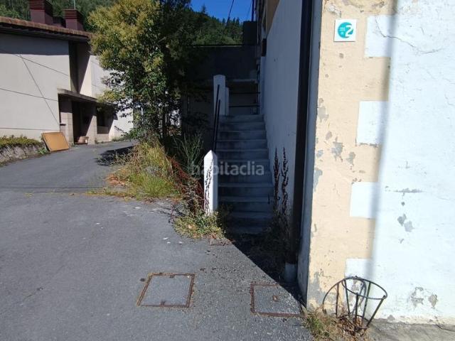 Casa en venta en Gordexola. Venta de vivienda en planta primera y local en planta baja unido a edificio de dos alturas en Gordexola. Casas.