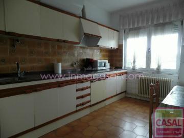 Casa en venta en Gozón, Verdicio Bañugues Cabo Peña. Casa con dos viviendas independientes en primera planta con una superficie de 174m2 ambas y posibilidad de negocio hostelería en l. Casas.