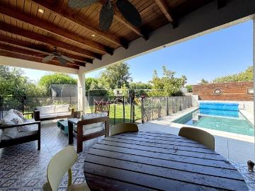 Casa en Venta en GRAN JARDIN CON PISCINA, QUINCHO, 4D/3B MÁS SERVICIO, EN SANTA ELENA, CHICUREO