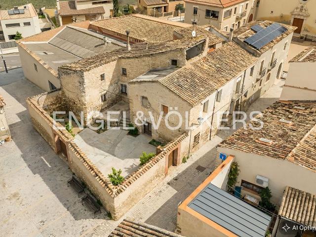 Casa en venta en Granada La. Propiedad histórica con gran potencial residencial y gastronómico en el corazón de La Granada. Casas Granada.